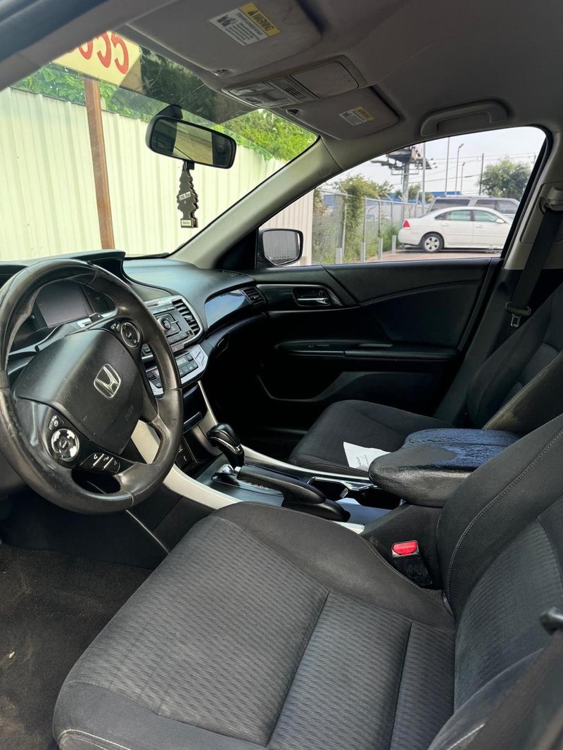 Honda Accord Sedan Vehicle Full-screen Gallery Image 08