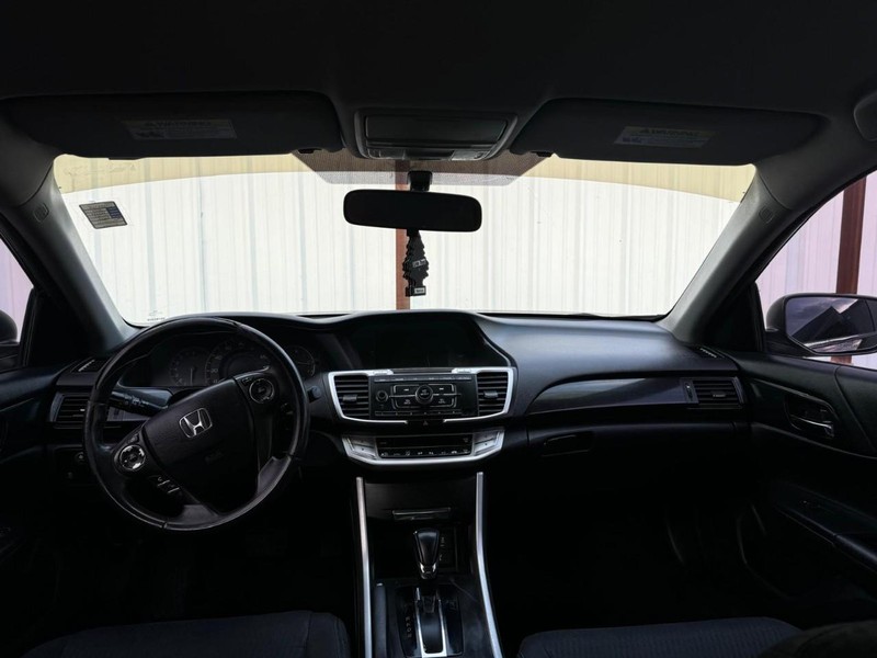 Honda Accord Sedan Vehicle Full-screen Gallery Image 09