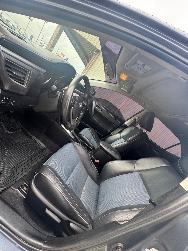 Toyota Corolla Vehicle Full-screen Gallery Image 09