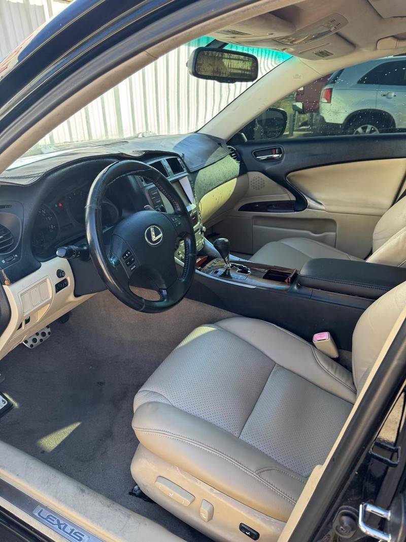 Lexus IS 350 Vehicle Full-screen Gallery Image 09