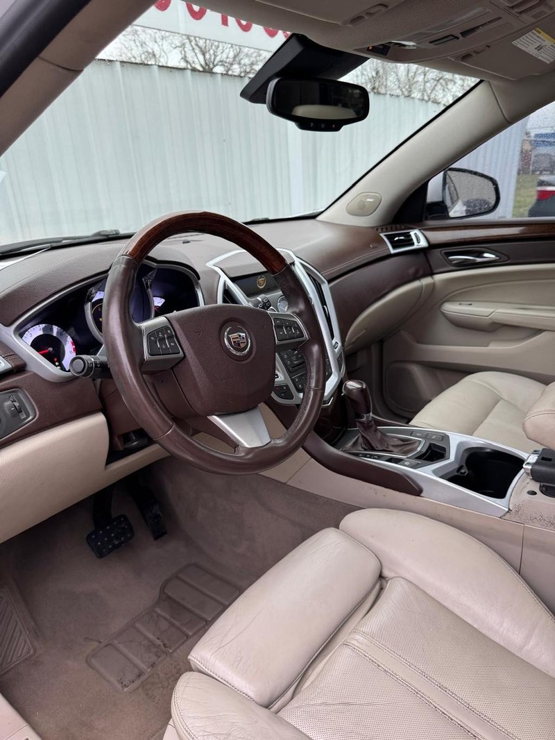 Cadillac SRX Vehicle Full-screen Gallery Image 08