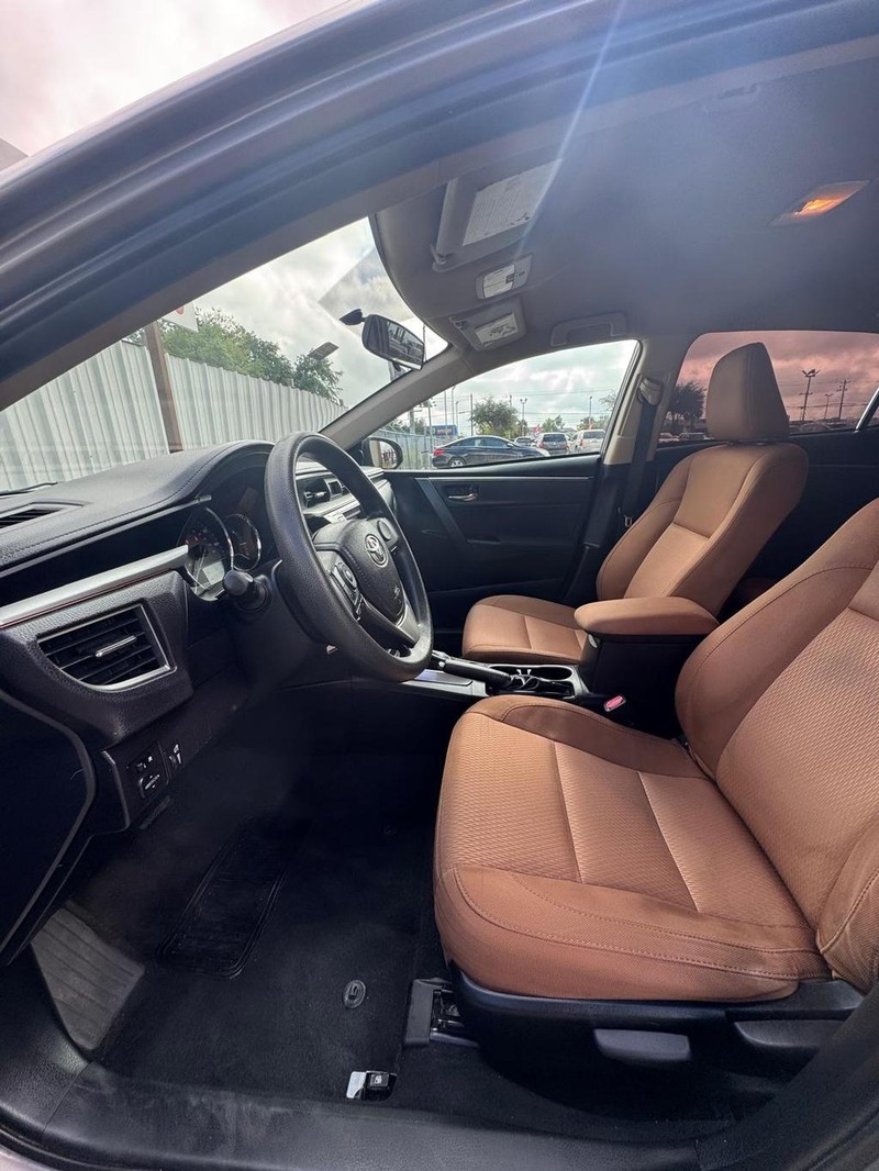 Toyota Corolla Vehicle Full-screen Gallery Image 09