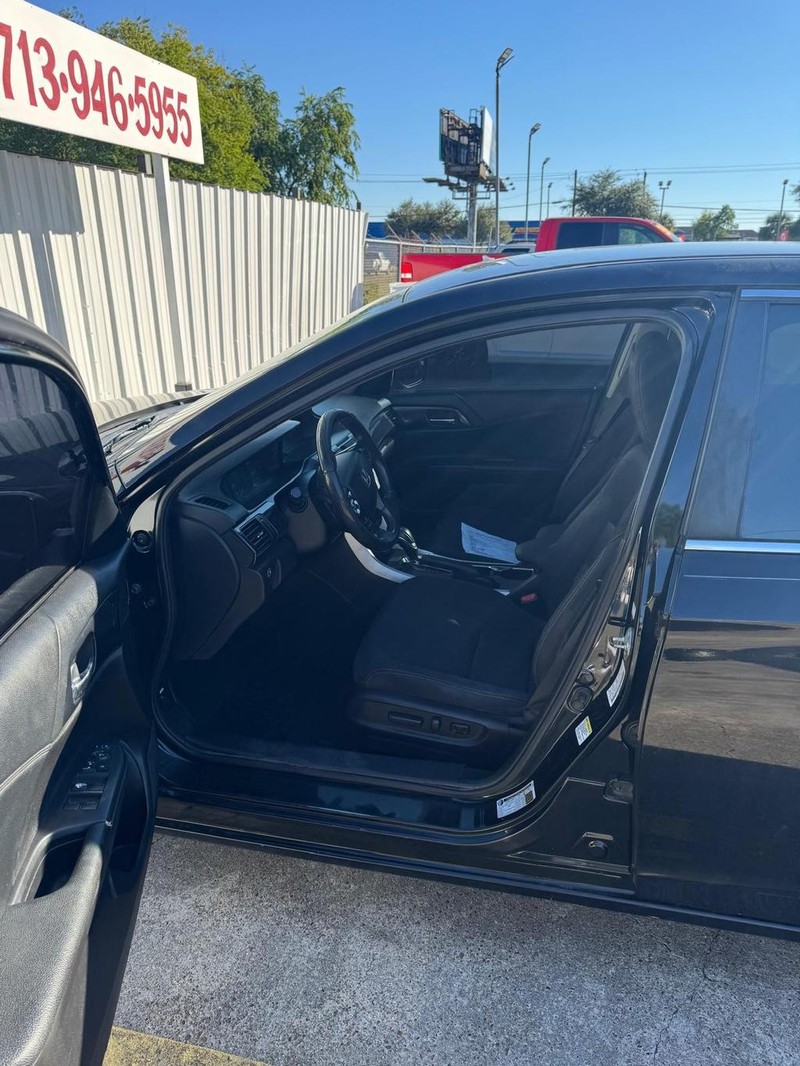 Lexus IS 250 Vehicle Full-screen Gallery Image 09