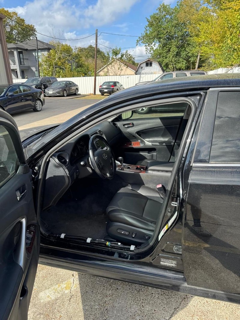 Lexus IS 250 Vehicle Full-screen Gallery Image 09