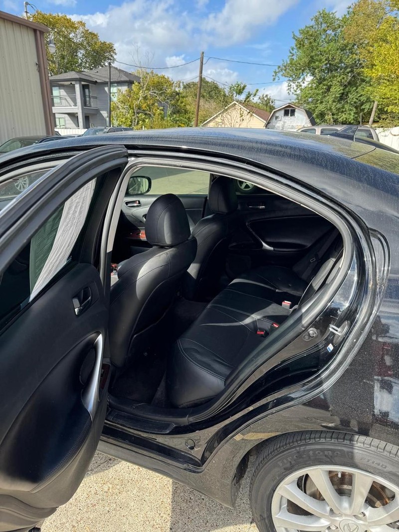 Lexus IS 250 Vehicle Full-screen Gallery Image 10