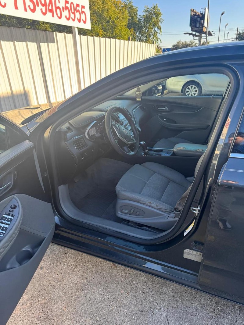 Chevrolet Impala Vehicle Full-screen Gallery Image 09