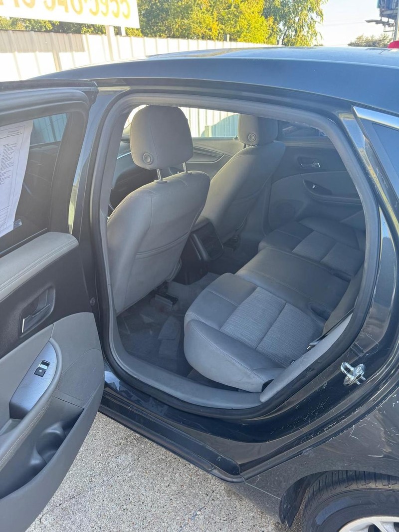 Chevrolet Impala Vehicle Full-screen Gallery Image 10