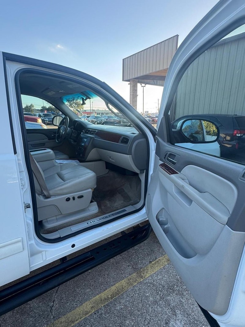 Chevrolet Silverado 1500 Vehicle Full-screen Gallery Image 09