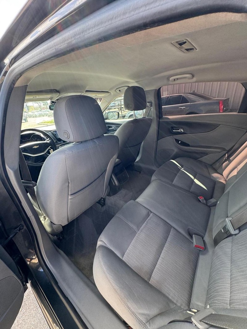 Chevrolet Impala Vehicle Full-screen Gallery Image 09