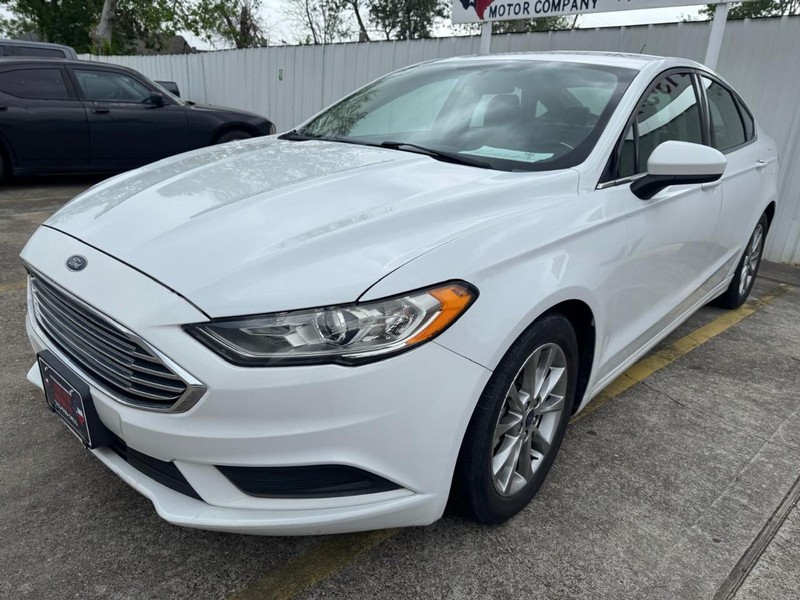 Ford Fusion Vehicle Full-screen Gallery Image 02