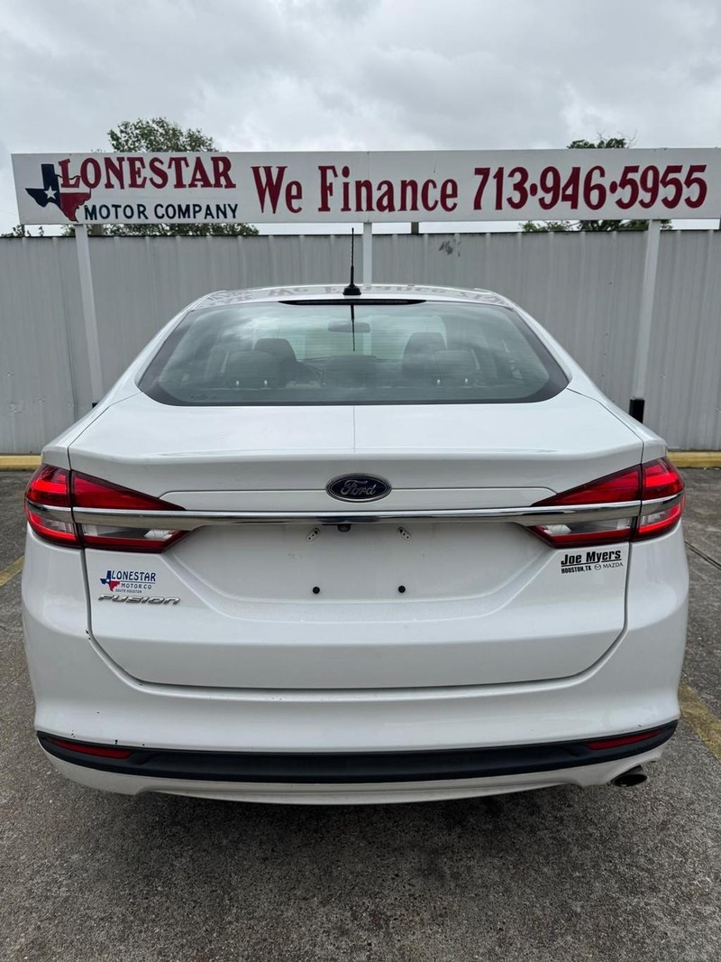 Ford Fusion Vehicle Full-screen Gallery Image 04