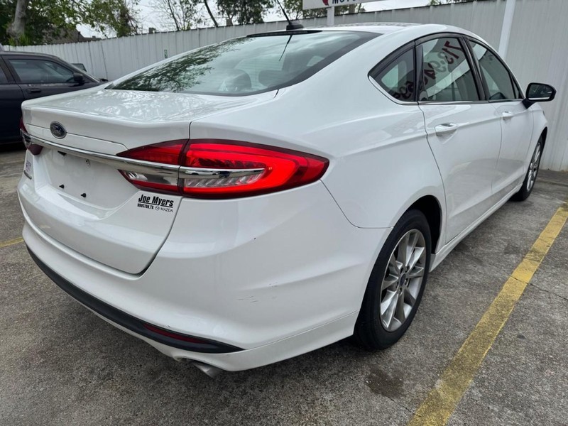 Ford Fusion Vehicle Full-screen Gallery Image 05