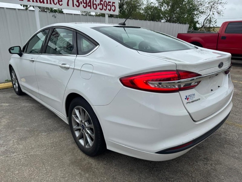 Ford Fusion Vehicle Full-screen Gallery Image 06