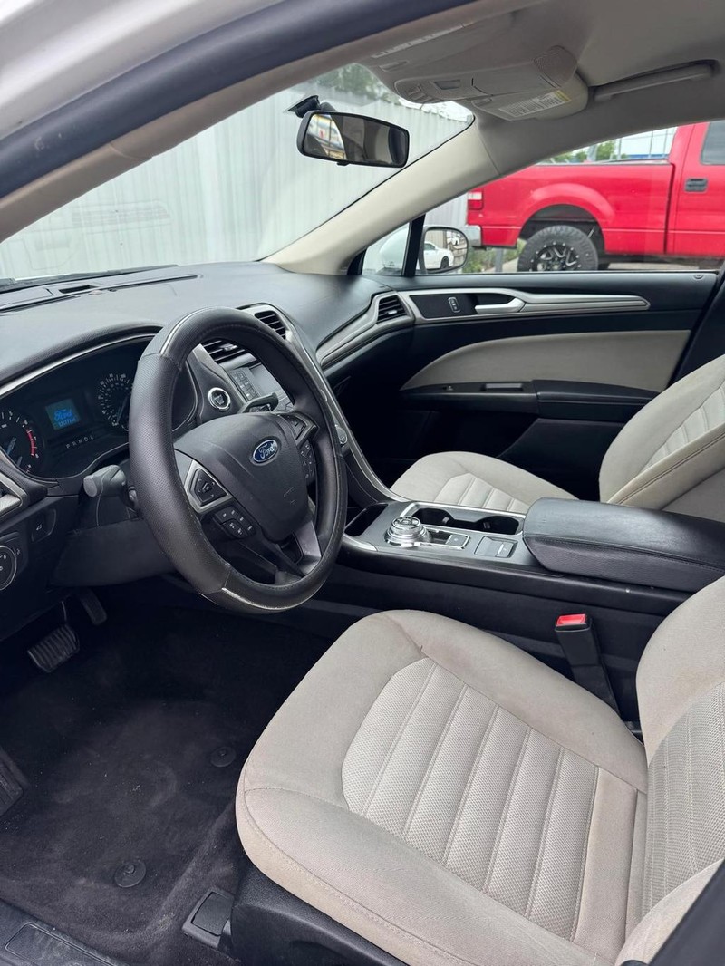 Ford Fusion Vehicle Full-screen Gallery Image 08