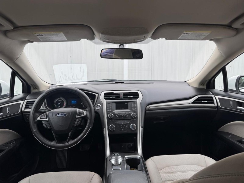 Ford Fusion Vehicle Full-screen Gallery Image 09