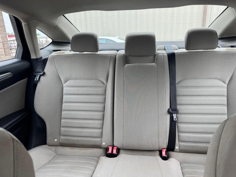 Ford Fusion Vehicle Full-screen Gallery Image 10