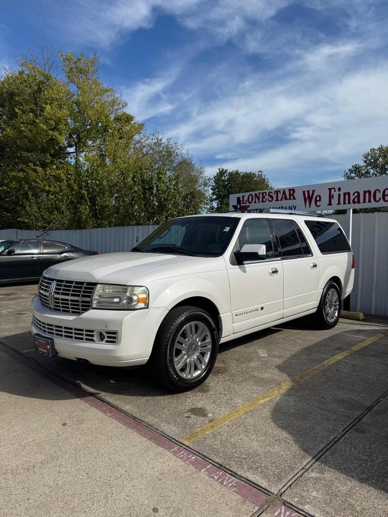 Lincoln Navigator L Vehicle Full-screen Gallery Image 02