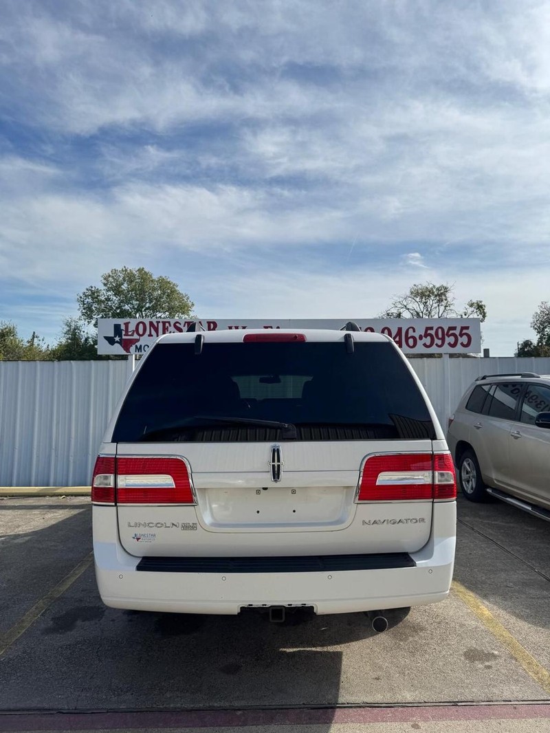 Lincoln Navigator L Vehicle Full-screen Gallery Image 04