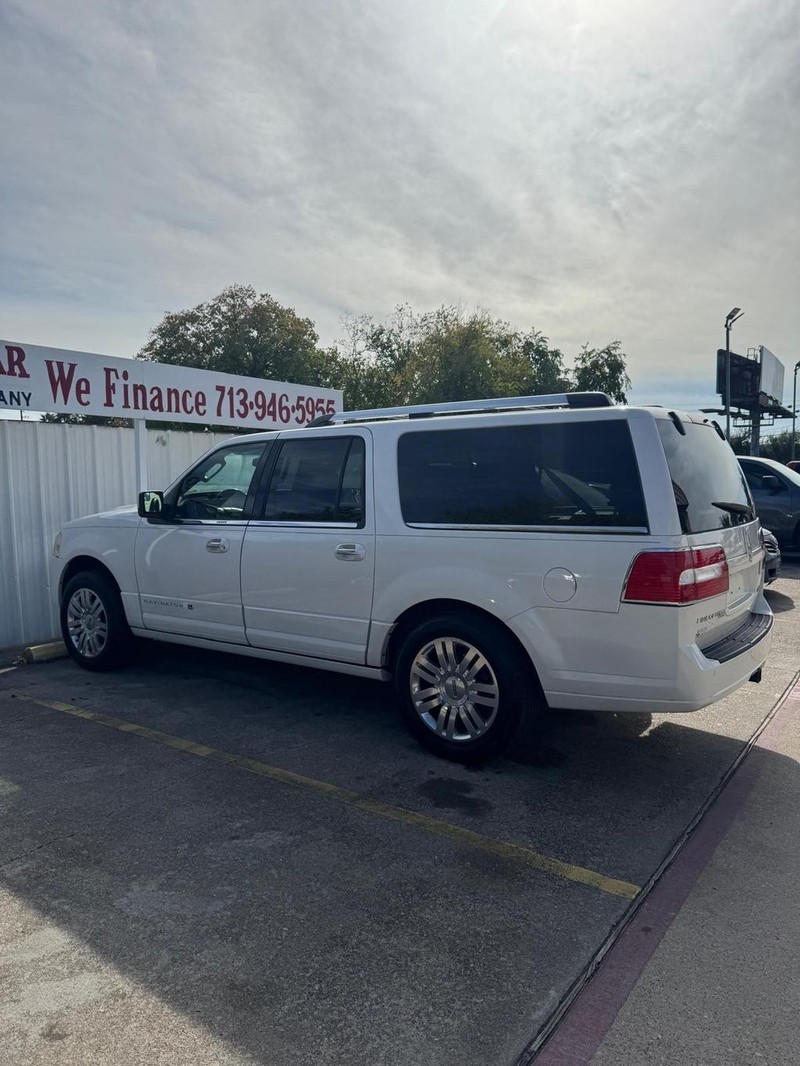 Lincoln Navigator L Vehicle Full-screen Gallery Image 05
