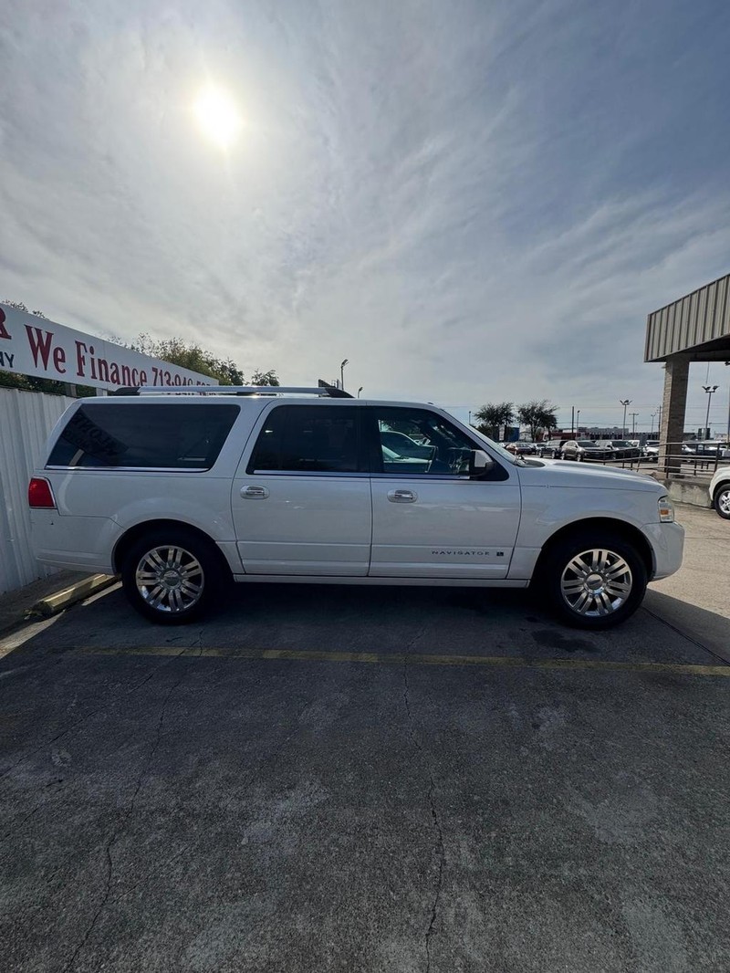 Lincoln Navigator L Vehicle Full-screen Gallery Image 06