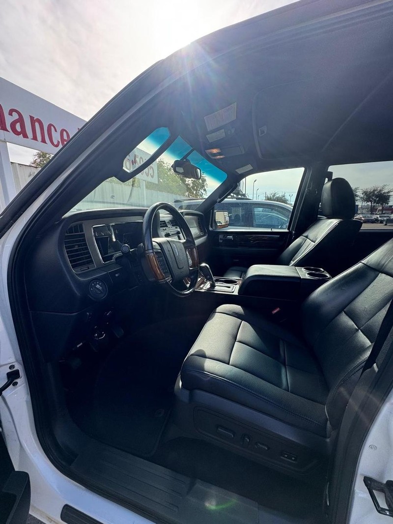 Lincoln Navigator L Vehicle Full-screen Gallery Image 07