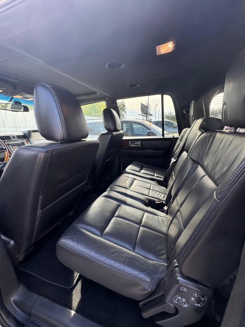 Lincoln Navigator L Vehicle Full-screen Gallery Image 08