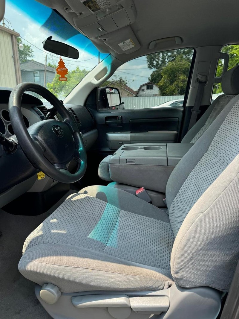 Toyota Tundra Vehicle Full-screen Gallery Image 09