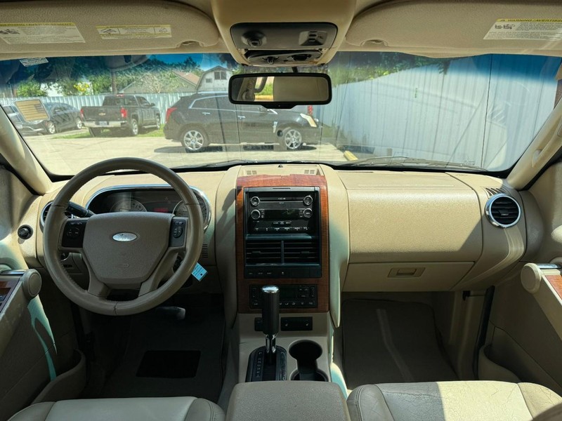 Ford Explorer Vehicle Full-screen Gallery Image 09