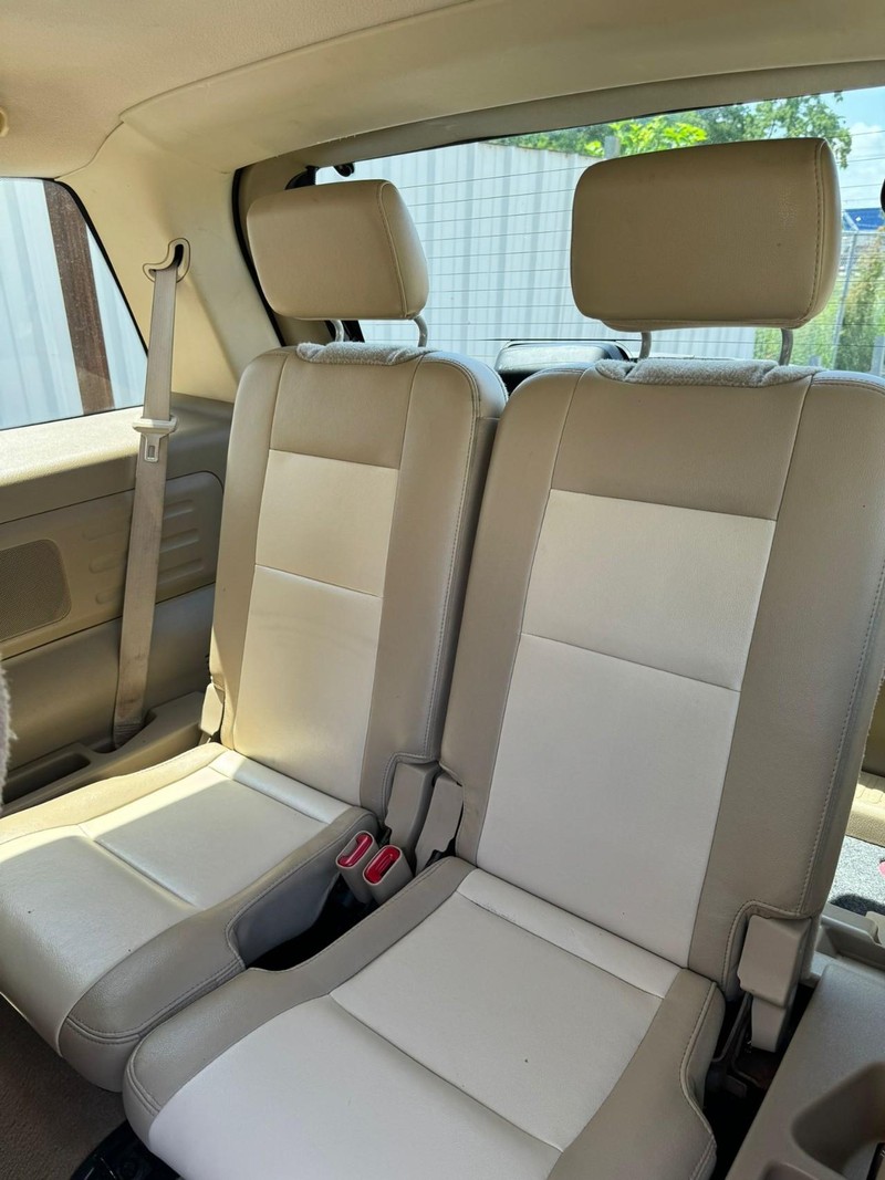 Ford Explorer Vehicle Full-screen Gallery Image 11