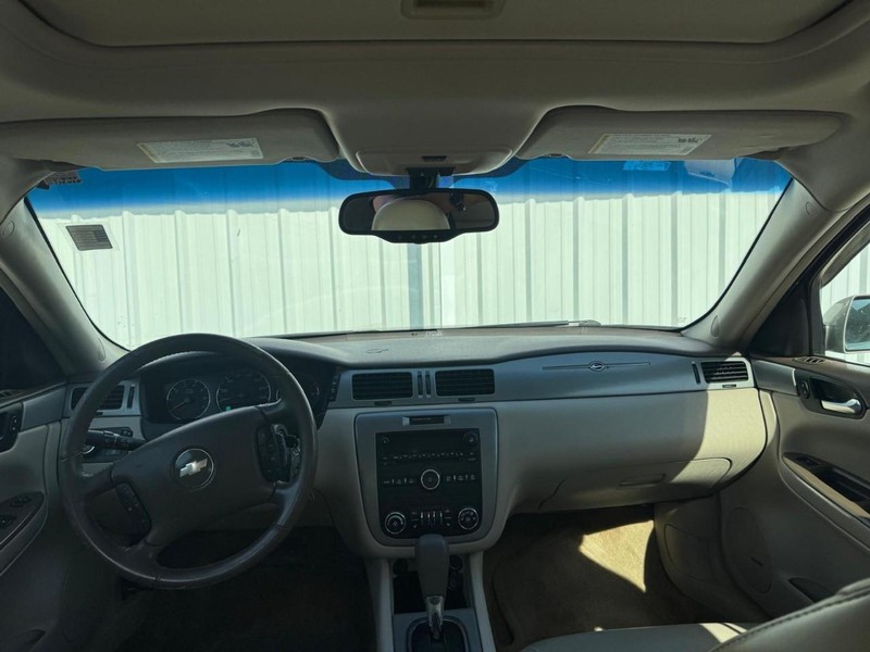 Chevrolet Impala Vehicle Full-screen Gallery Image 09