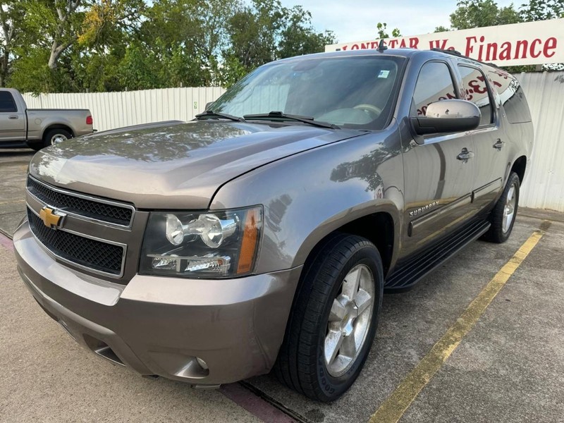 Chevrolet Suburban Vehicle Full-screen Gallery Image 02