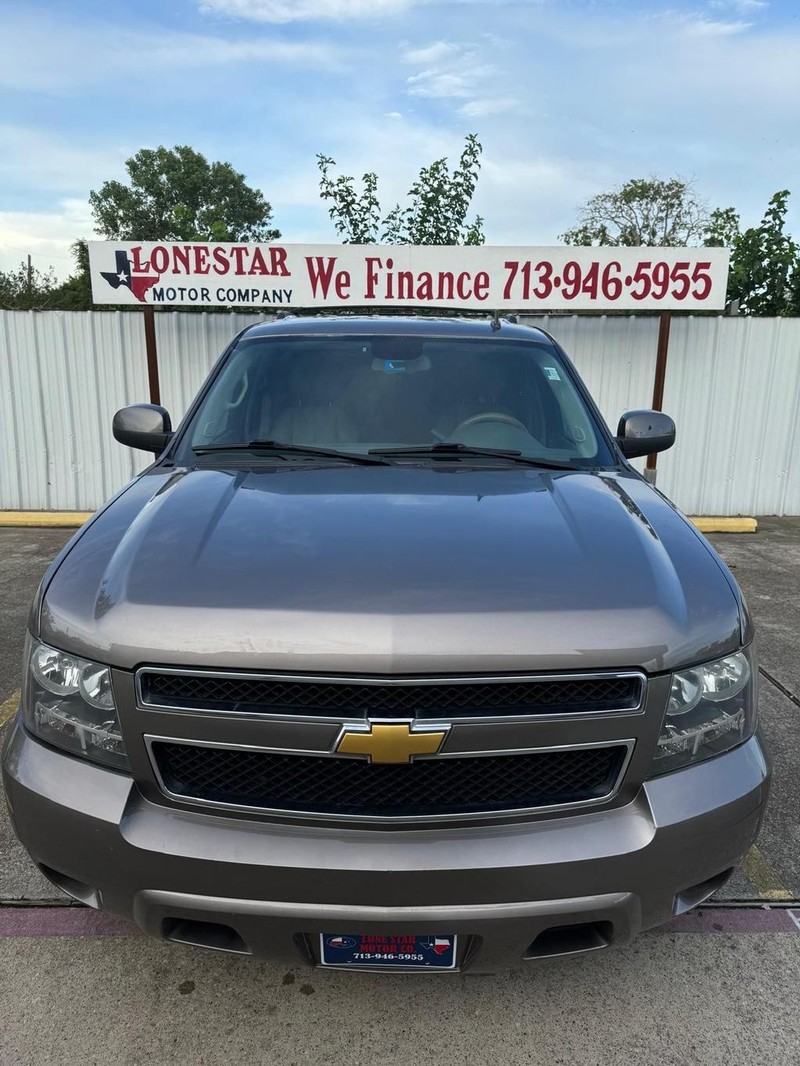 Chevrolet Suburban Vehicle Full-screen Gallery Image 03