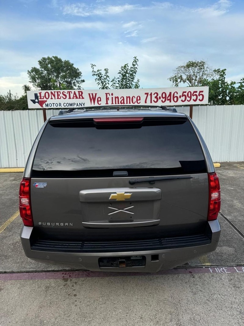 Chevrolet Suburban Vehicle Full-screen Gallery Image 04