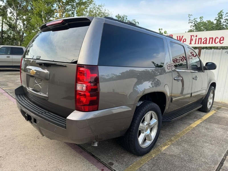 Chevrolet Suburban Vehicle Full-screen Gallery Image 05