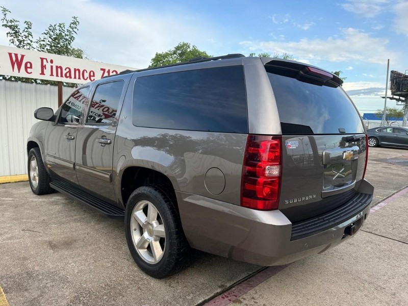 Chevrolet Suburban Vehicle Full-screen Gallery Image 06