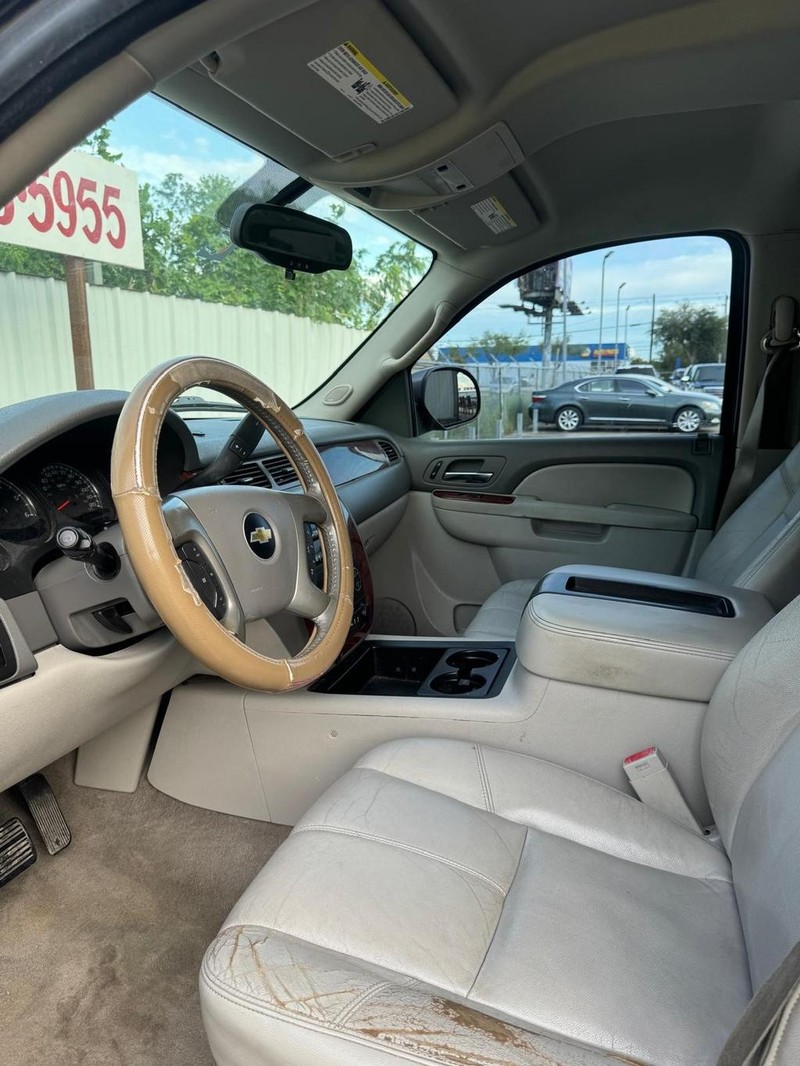 Chevrolet Suburban Vehicle Full-screen Gallery Image 08