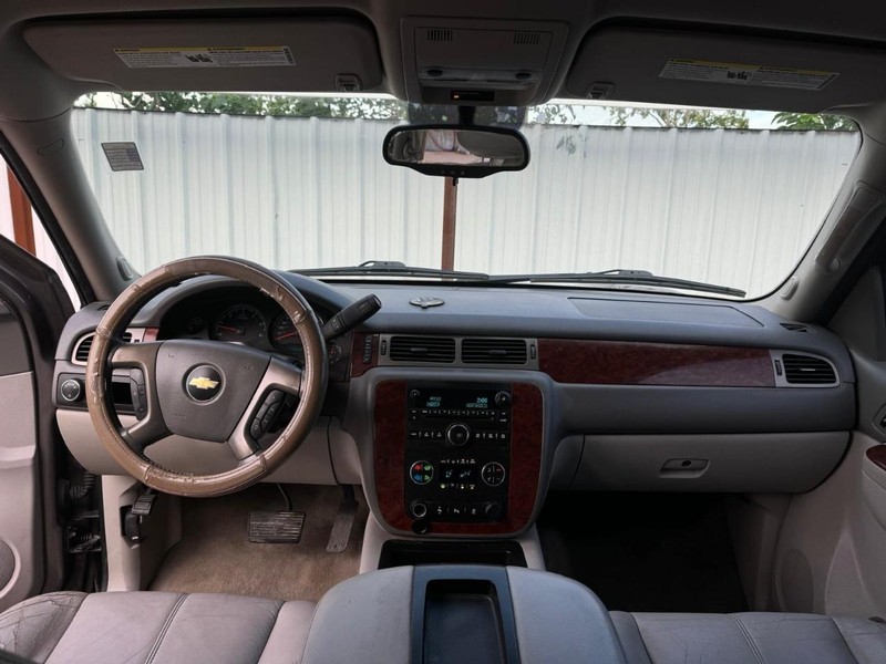 Chevrolet Suburban Vehicle Full-screen Gallery Image 09