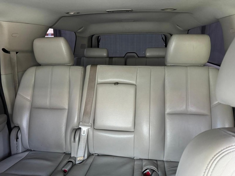 Chevrolet Suburban Vehicle Full-screen Gallery Image 10