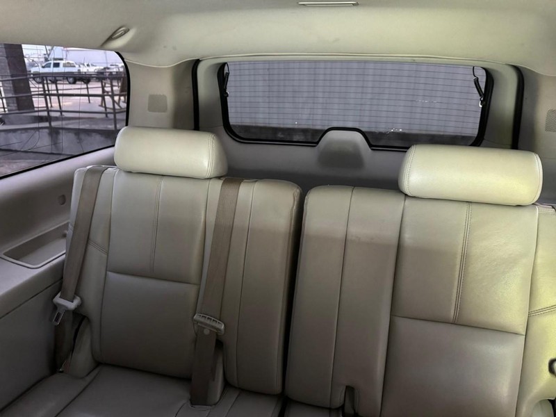 Chevrolet Suburban Vehicle Full-screen Gallery Image 11