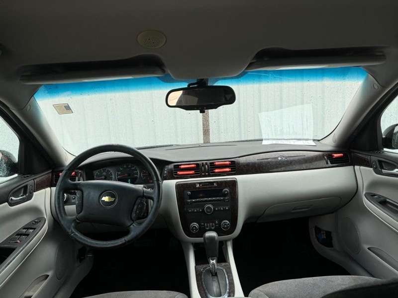 Chevrolet Impala Vehicle Full-screen Gallery Image 09