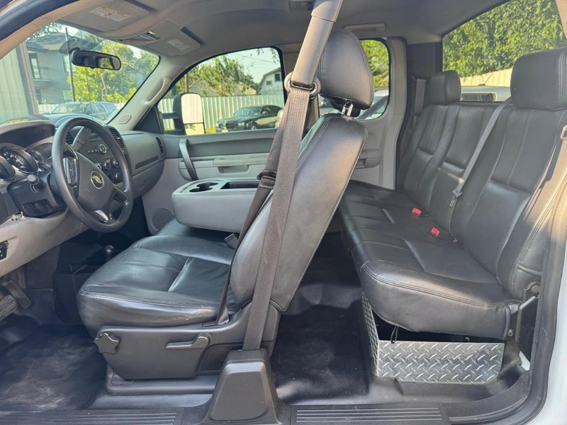 Chevrolet Silverado 2500HD Vehicle Full-screen Gallery Image 08