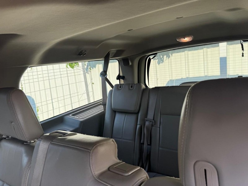 Chevrolet Silverado 2500HD Vehicle Full-screen Gallery Image 10