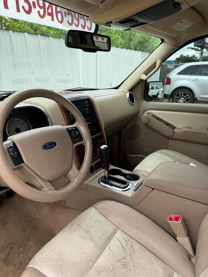 Ford Explorer Vehicle Full-screen Gallery Image 08