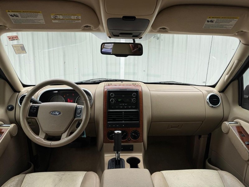 Ford Explorer Vehicle Full-screen Gallery Image 09