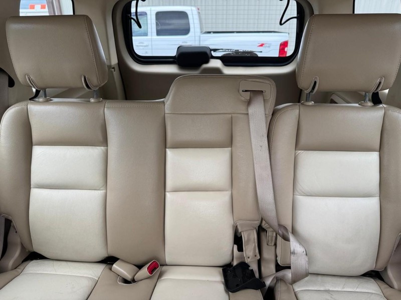 Ford Explorer Vehicle Full-screen Gallery Image 10