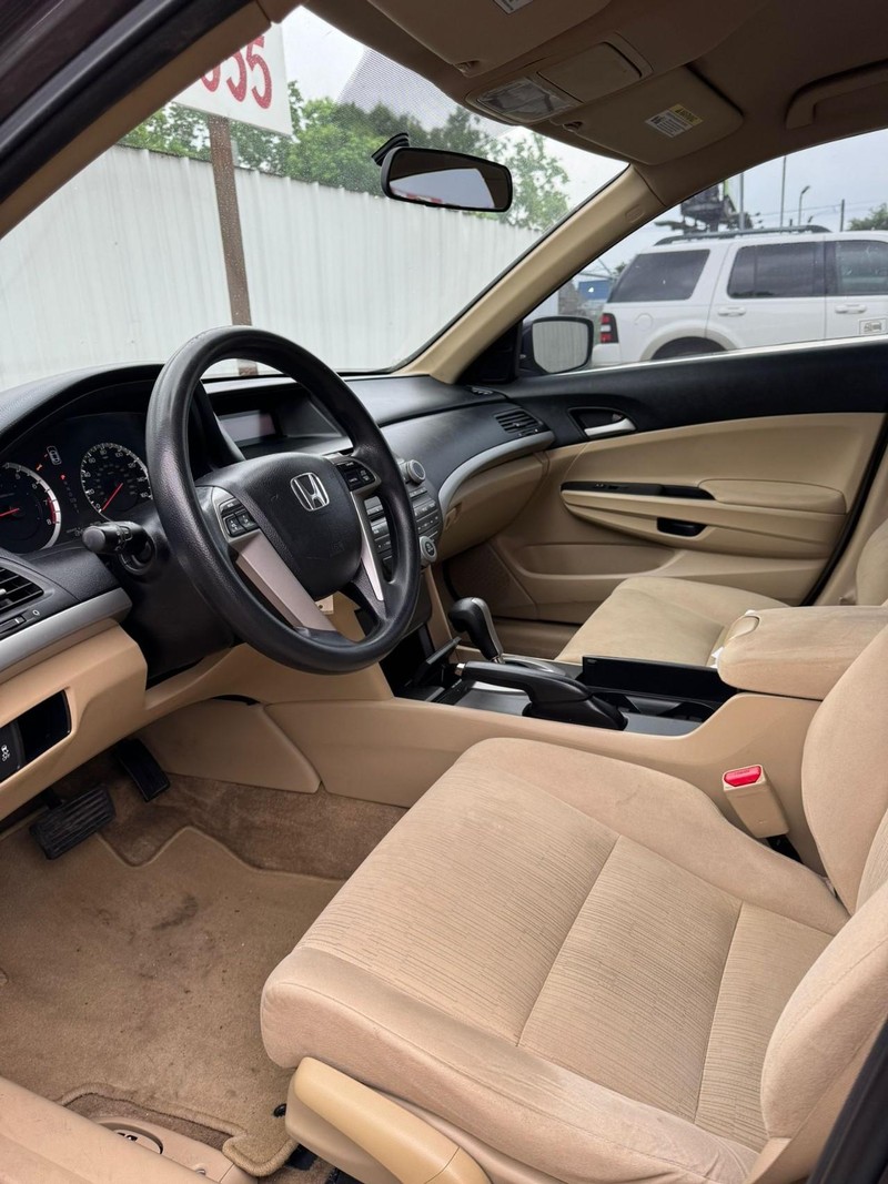 Honda Accord Sedan Vehicle Full-screen Gallery Image 08