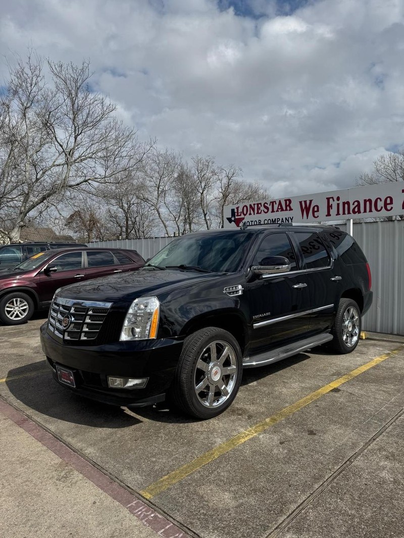 Cadillac Escalade Vehicle Full-screen Gallery Image 02