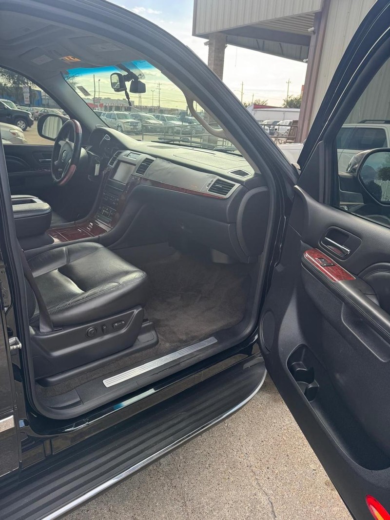 Cadillac Escalade Vehicle Full-screen Gallery Image 08