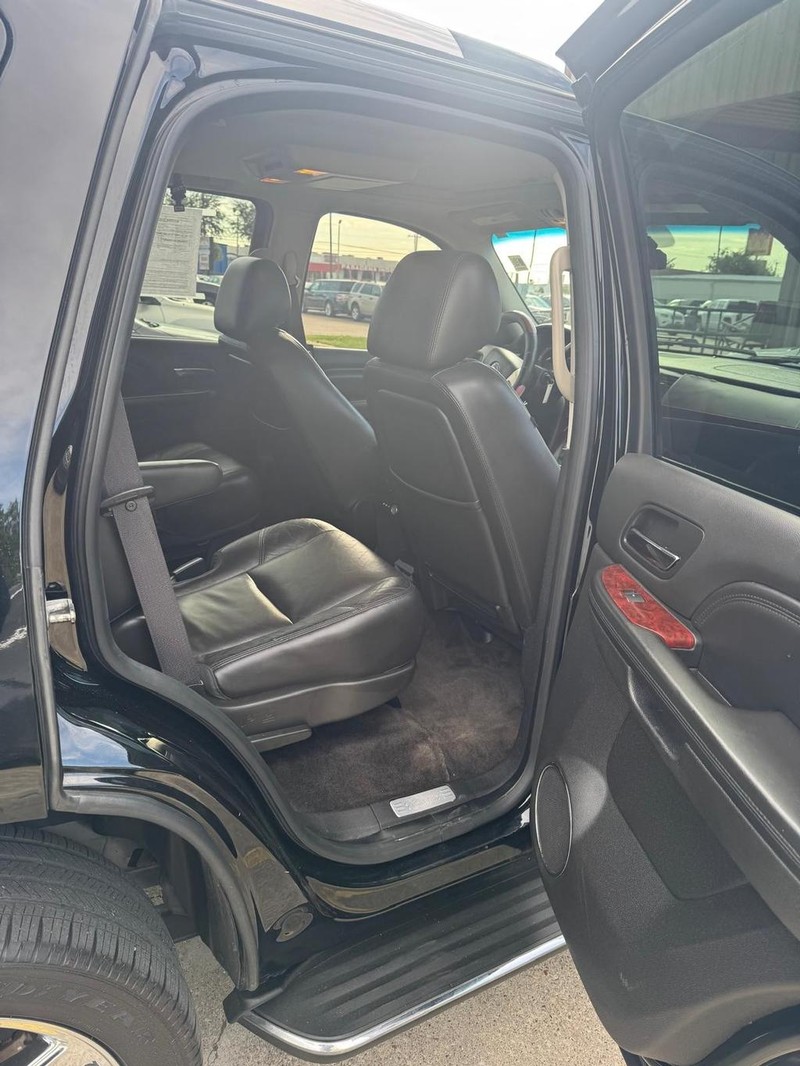 Cadillac Escalade Vehicle Full-screen Gallery Image 09