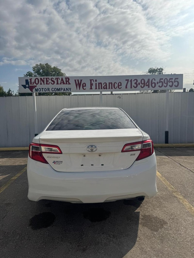 Toyota Camry Vehicle Full-screen Gallery Image 04